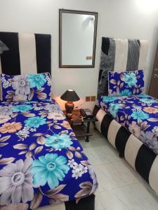 Un pat sau paturi într-o cameră la New Taj Hotel