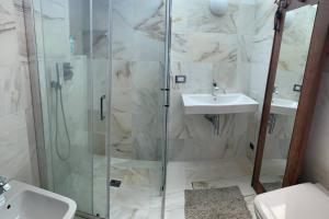 Kúpeľňa v ubytovaní Unique 4 Storey House on Naviglio 4Bd, 4Bt