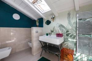 Kúpeľňa v ubytovaní Unique 4 Storey House on Naviglio 4Bd, 4Bt