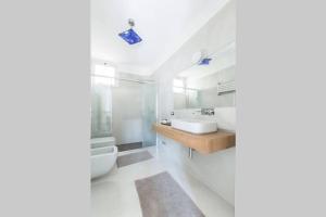 Kúpeľňa v ubytovaní Unique 4 Storey House on Naviglio 4Bd, 4Bt