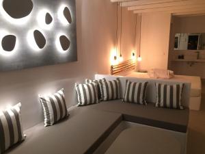 A bed or beds in a room at Ultramare Superior Suites with Seaview