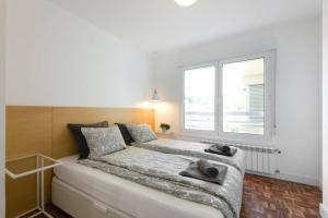 1 dormitorio con cama y ventana en SERENO REFUGIO en BARRIO RESIDENCIAL, en Añorga-Lugariz