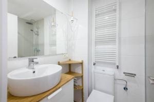 y baño blanco con lavabo y ducha. en SERENO REFUGIO en BARRIO RESIDENCIAL, en Añorga-Lugariz