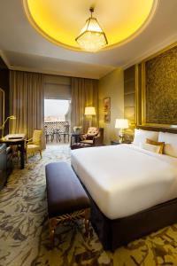 Kama o mga kama sa kuwarto sa Ezdan Palace Hotel