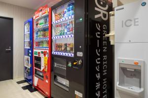 una máquina expendedora de helados en una tienda en Green Rich Hotel Tottori Ekimae (Artificial hot spring Futamata Yunohana), en Tottori