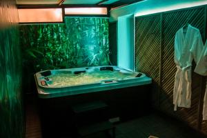 ein Badezimmer mit einem großen Aquarium mit einer Badewanne in der Unterkunft Hotel Nomada in Pozoblanco