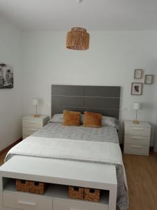 ビナロスにあるVilla Anaの大きなベッドと2つのナイトスタンドを備えた寝室