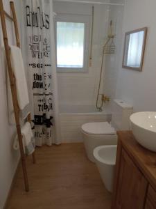 ビナロスにあるVilla Anaのトイレと洗面台のあるバスルーム