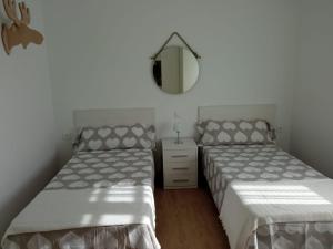 ビナロスにあるVilla Anaのベッドルーム1室(ツインベッド2台、鏡付)