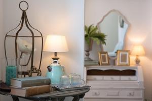 una mesa con una lámpara y libros y una cama en Salsedine Relais, en Génova