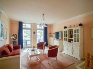 ein Wohnzimmer mit einer Couch und einem Tisch in der Unterkunft Strandvillen Binz - Ferienwohnung mit Meerblick, 2 Schlafzimmern und Balkon SV-012 in Binz