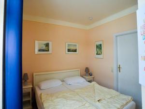 ein Schlafzimmer mit einem Bett mit zwei Kissen in der Unterkunft Strandvillen Binz - Ferienwohnung mit Meerblick, 2 Schlafzimmern und Balkon SV-012 in Binz