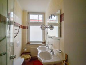 ein Badezimmer mit Waschbecken und Fenster in der Unterkunft Strandvillen Binz - Ferienwohnung mit Meerblick, 2 Schlafzimmern und Balkon SV-012 in Binz