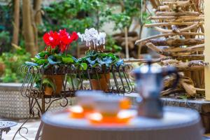 une table avec deux paniers de fleurs et des fleurs sur elle dans l'établissement Casetta Fuoro Guest House, à Sorrente