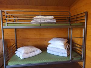 Postel nebo postele na pokoji v ubytování Biržai camping