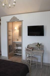 A television and/or entertainment centre at Le Presbytère de Sévigny