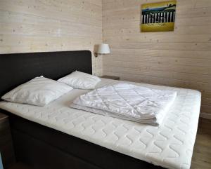 Un pat sau paturi într-o cameră la Camping De Koehoorn