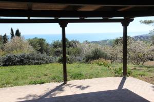 een uitzicht op de oceaan vanaf de veranda van een huis bij Villa Panorama Sirolo in Sirolo