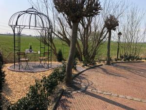 a park with a table and chairs and a tree at Lieblingsplatz - Ferienwohnung Verse in Eddelak