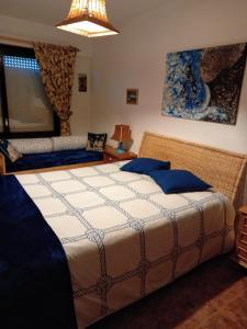 マセイラにあるEntre o Mar e a Serraのベッドルーム1室(青い枕のベッド2台付)