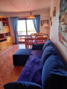 マセイラにあるEntre o Mar e a Serraの青いソファとテーブルのあるリビングルーム