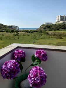 マセイラにあるEntre o Mar e a Serraの棚に置かれた紫色の花束