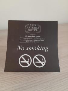 Una señal que dice que no se puede fumar en una mesa. en Astoria Suite Apartments en Bolonia