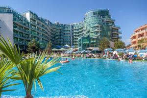 Bazén v ubytování Hotel Primorsko Del Sol nebo v jeho okolí