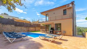 ein Bild einer Villa mit Swimmingpool in der Unterkunft VISTA ALEGRE in Tamariu