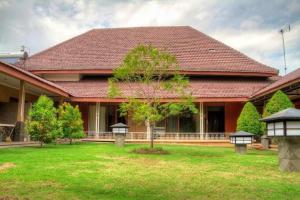 Κήπος έξω από το Kartika Syariah Guest House