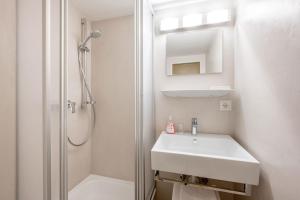A bathroom at Gasthof Schroll