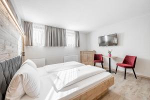 A bed or beds in a room at Gasthof Schroll