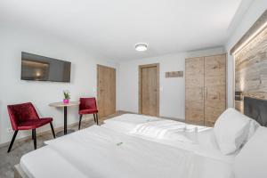 A bed or beds in a room at Gasthof Schroll