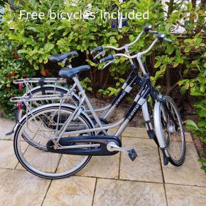 2 biciclette sono parcheggiate l'una accanto all'altra di Annadora Beach House - Free Parking a Zandvoort