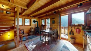 Fotografija u galeriji objekta Idyllic chalet in Evolène, with view on the Dent Blanche and the mountains u gradu Evolène