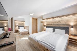 A bed or beds in a room at Gasthof Schroll