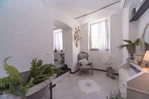 un soggiorno con sedia e piante di Salsedine Relais a Genova