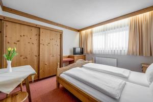 A bed or beds in a room at Gasthof Schroll