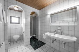 A bathroom at Gasthof Schroll