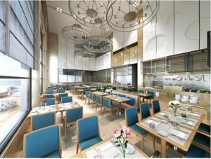 Grand Swiss-Belhotel Waterfront Seef في المنامة: غرفة طعام كبيرة مع طاولات وكراسي زرقاء