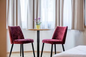 A seating area at Gasthof Schroll