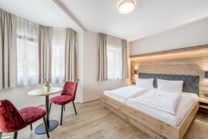 A bed or beds in a room at Gasthof Schroll