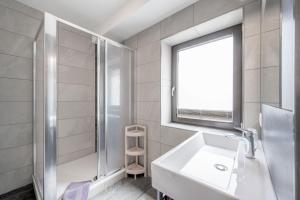 A bathroom at Gasthof Schroll