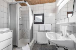 A bathroom at Gasthof Schroll