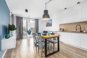 Kuchyňa alebo kuchynka v ubytovaní Apartamenty Wyspa Solna by Noclegi Renters