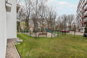 Detský kútik v ubytovaní Apartamenty Wyspa Solna by Noclegi Renters