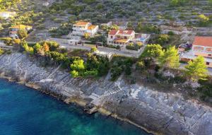 z góry widok na dom nad oceanem w obiekcie House Green Side Sunset w mieście Prigradica