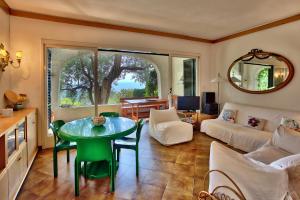 ein Wohnzimmer mit einem Tisch und einem Sofa in der Unterkunft Villetta Cielo Blu in Conca dei Marini