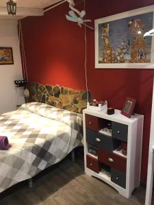 um quarto com uma cama e uma cómoda em Apartamento Árbol de vida - cerca Estadio Cartuja em Sevilha
