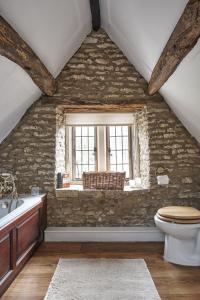 Phòng tắm tại Luxury Cotswolds Cottage optional Hot Tub, Castle Combe